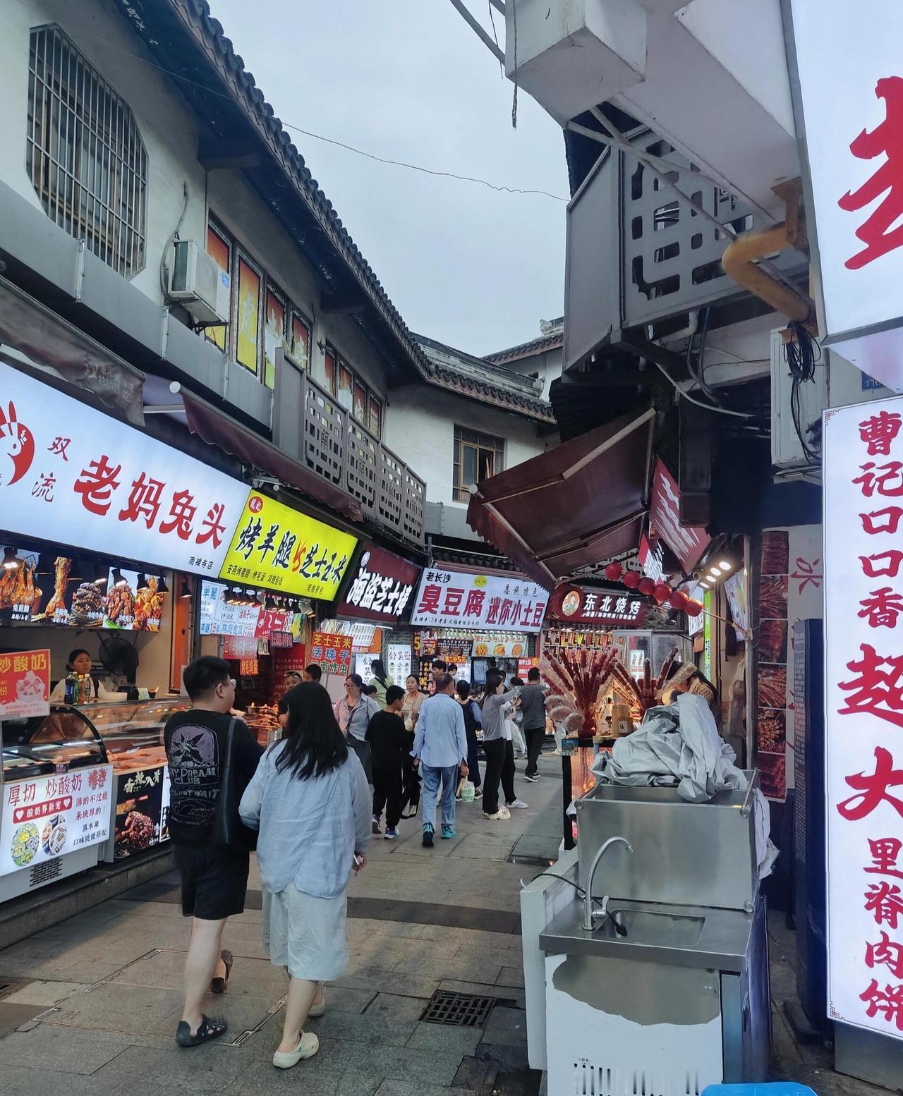 真的被游客式旅游整破防了！姐姐特意从湖南飞来无锡，就为一口地道小笼包。我足足熬了