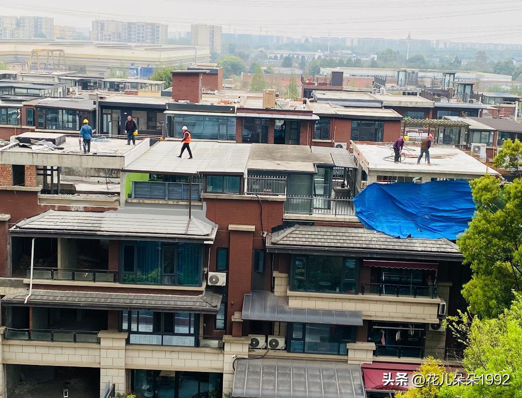 违建的真要拆啊？
对面别墅区，这家别墅交房当年就住进来了，因为楼顶没有备案，都不