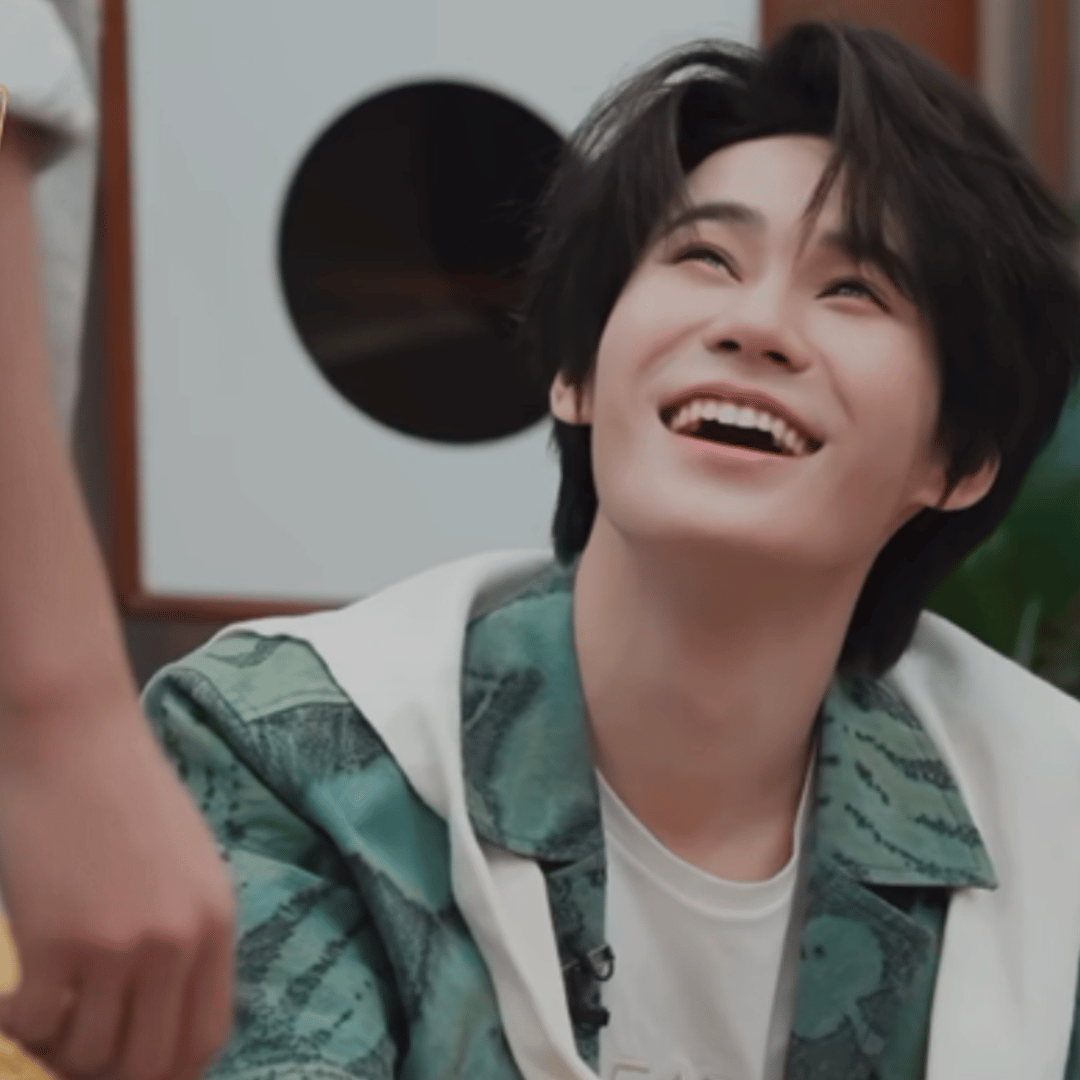 张真源边吃饭边唱歌清嗓张真源真把密逃当音综了💛温柔嗓音萦绕全场，饭前随性清唱片