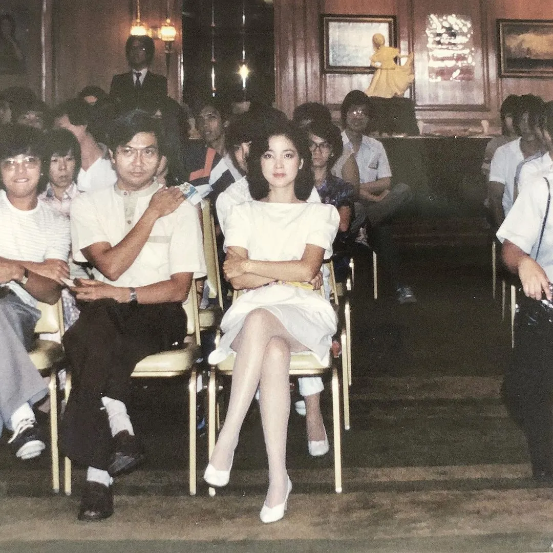 1981年4月，香港，坐在C位的邓丽君美的像天使，她旁边的男人也很有气...