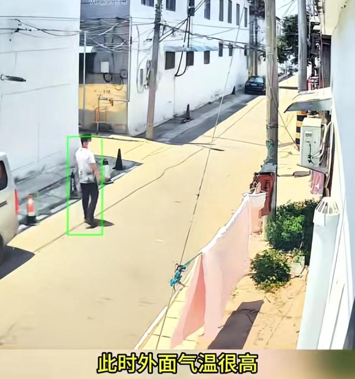 没丢但是男子吓得够呛，仓促骑上电瓶车溜之大吉，那一天艳阳高照，女子把多年珍藏的蚕