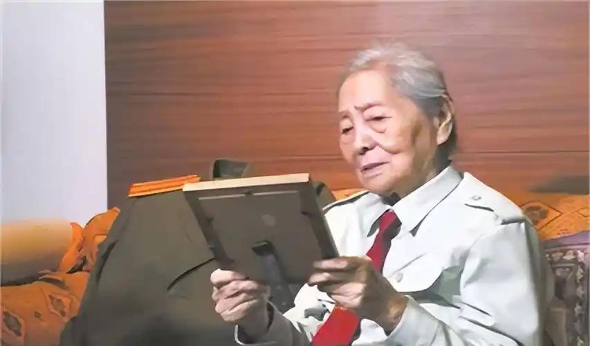 1979年，我国女翻译刘禄曾到美国访问，不料遭到一名美国男子的注视，甚至这名美国