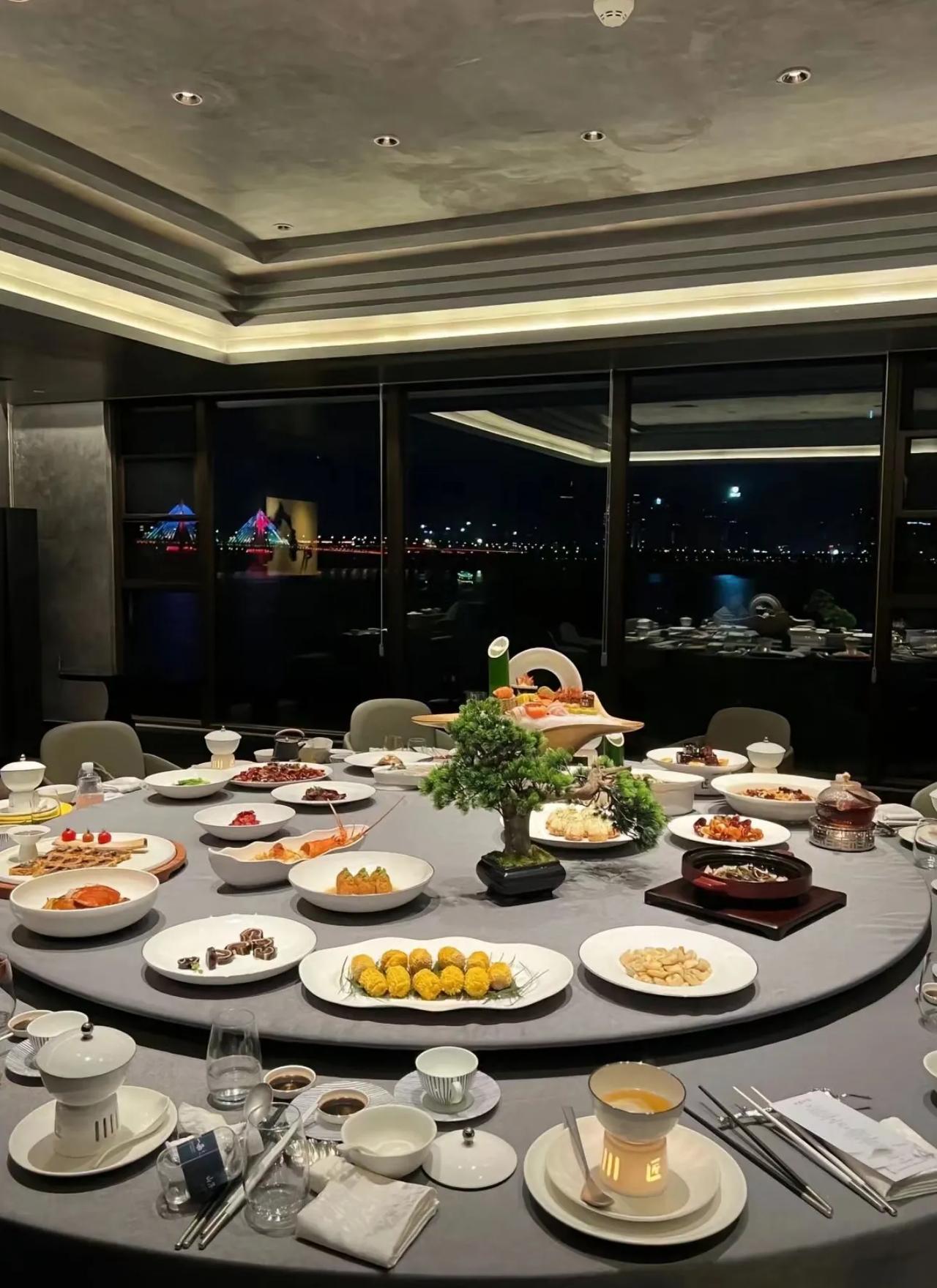 饭局这么说，事事吃的开！

一、劝酒词：
1、喝酒会脸红，一辈子不会穷，喝酒要喝