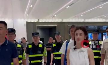 第 34 届全国书博会现场，黄圣依携自己主编的儿童财商新书《太有趣了，经济学》举