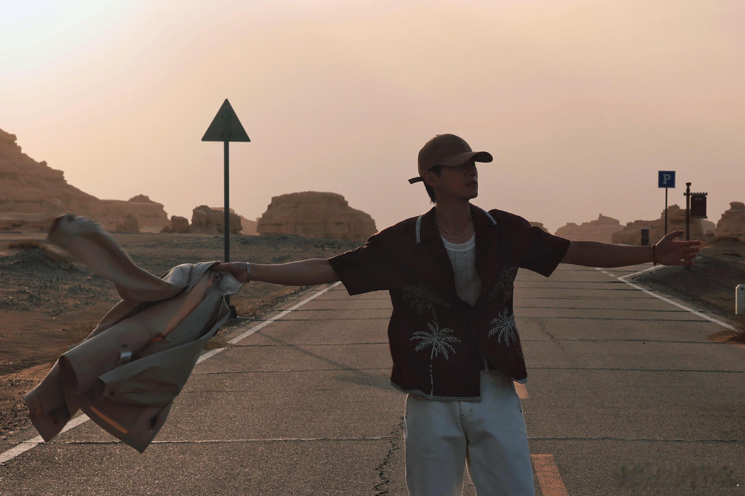 姚琛敦煌沙漠写真这组沙漠写真真的眼前一亮！黄沙大漠，落日旷野，姚琛状态绝佳，气质