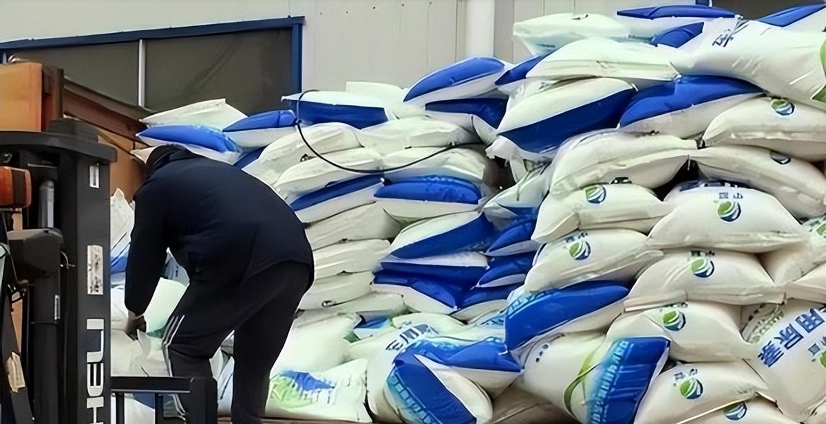 作为在家种了三十多年地的老农，看到印度这会儿为了化肥急得求到咱们家门口，我心里就