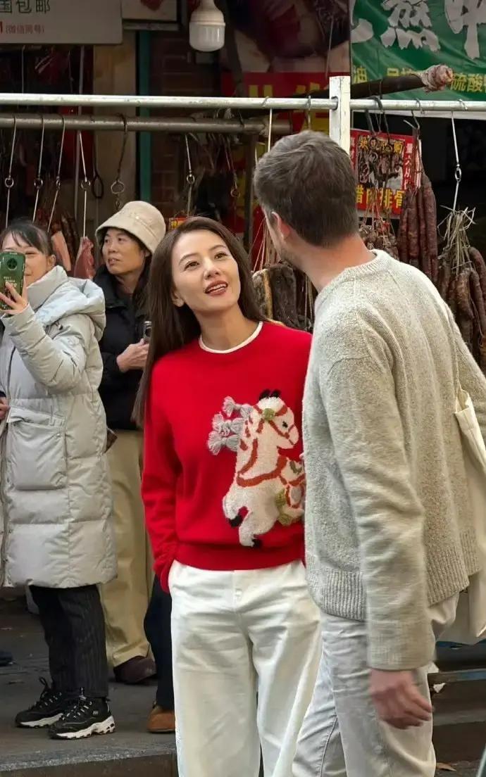 高圆圆录综艺被拍到有个“复制粘贴版”的自己，米色风衣墨镜包袋角度全对齐，只是死活