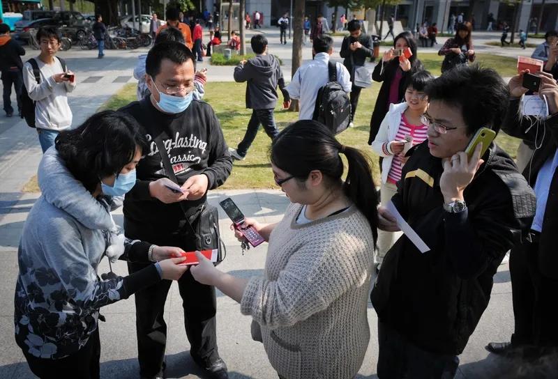 好消息！新加坡全民派钱，特朗普也准备给美国全体人民派钱。
我们啥时候开始考虑全民