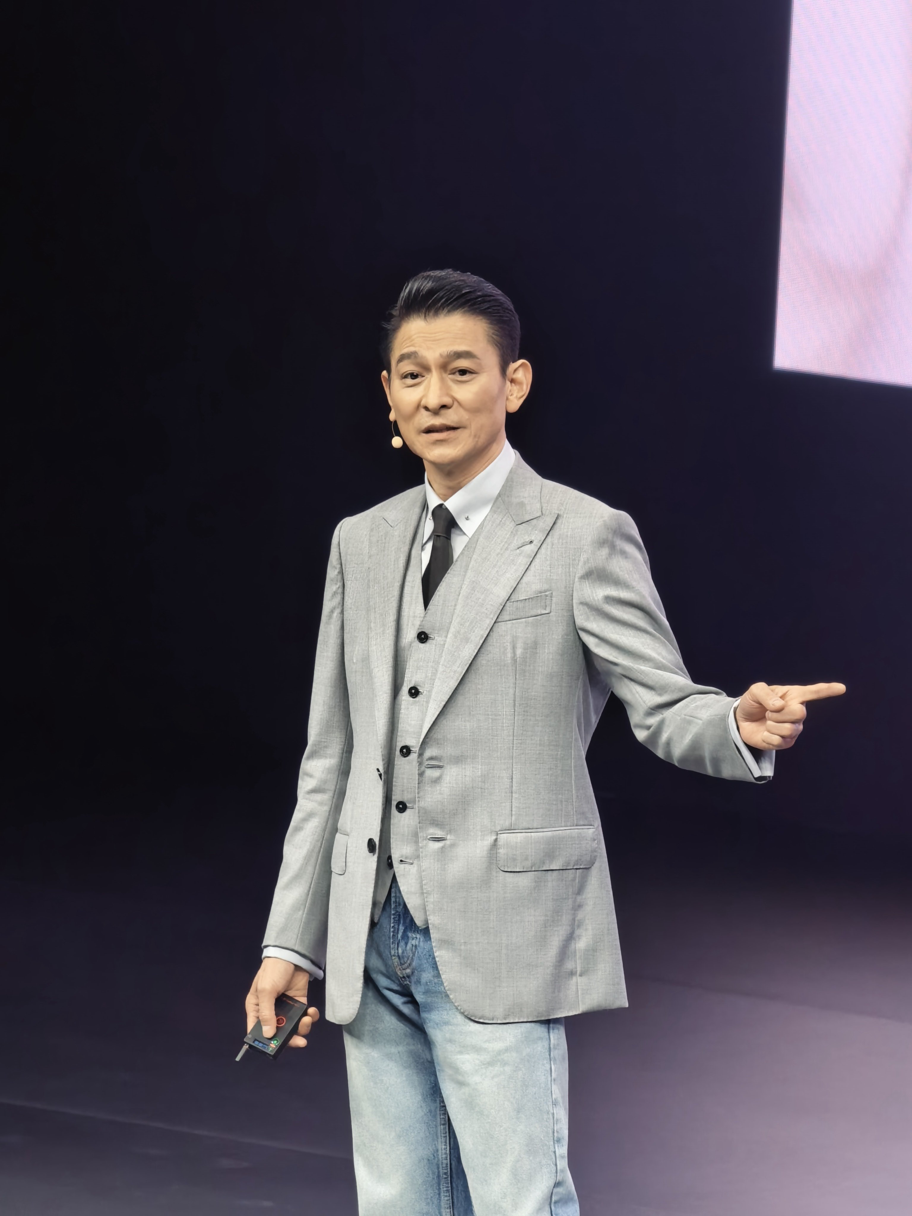 帅吗？你们舔屏没有。刘德华出席华为发布会 ​​​