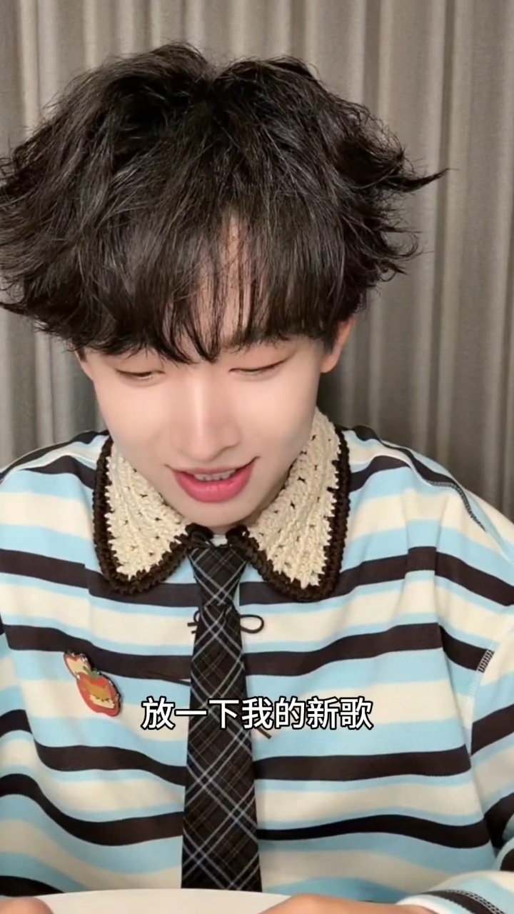 齐思钧生日直播变ktv现场 本想蹲生日直播，却被新歌直接硬控半小时，旋律好听又有