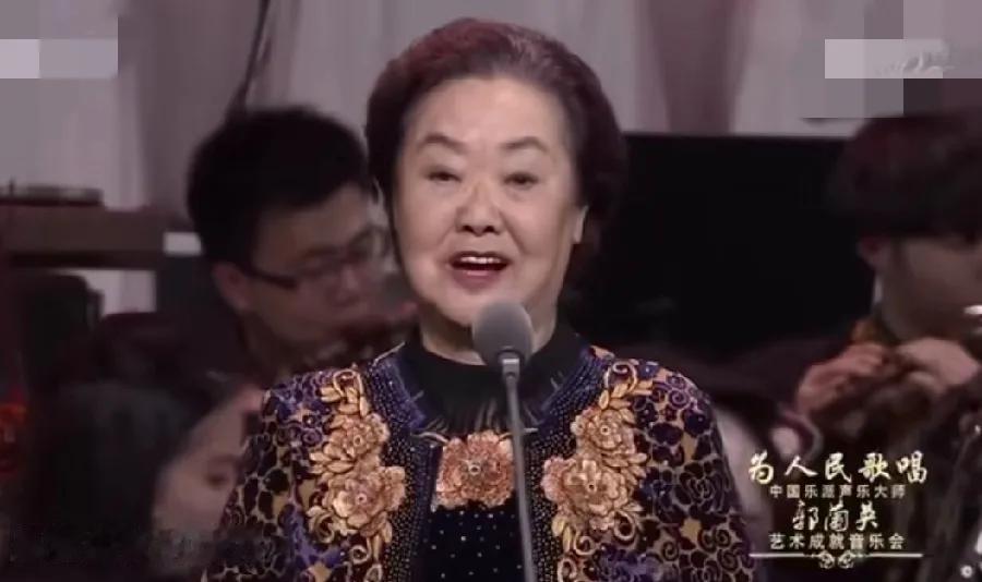 面相真是门玄学。
发现没？
97岁的郭兰英，真的应了民间那句老话：人中长，福寿绵