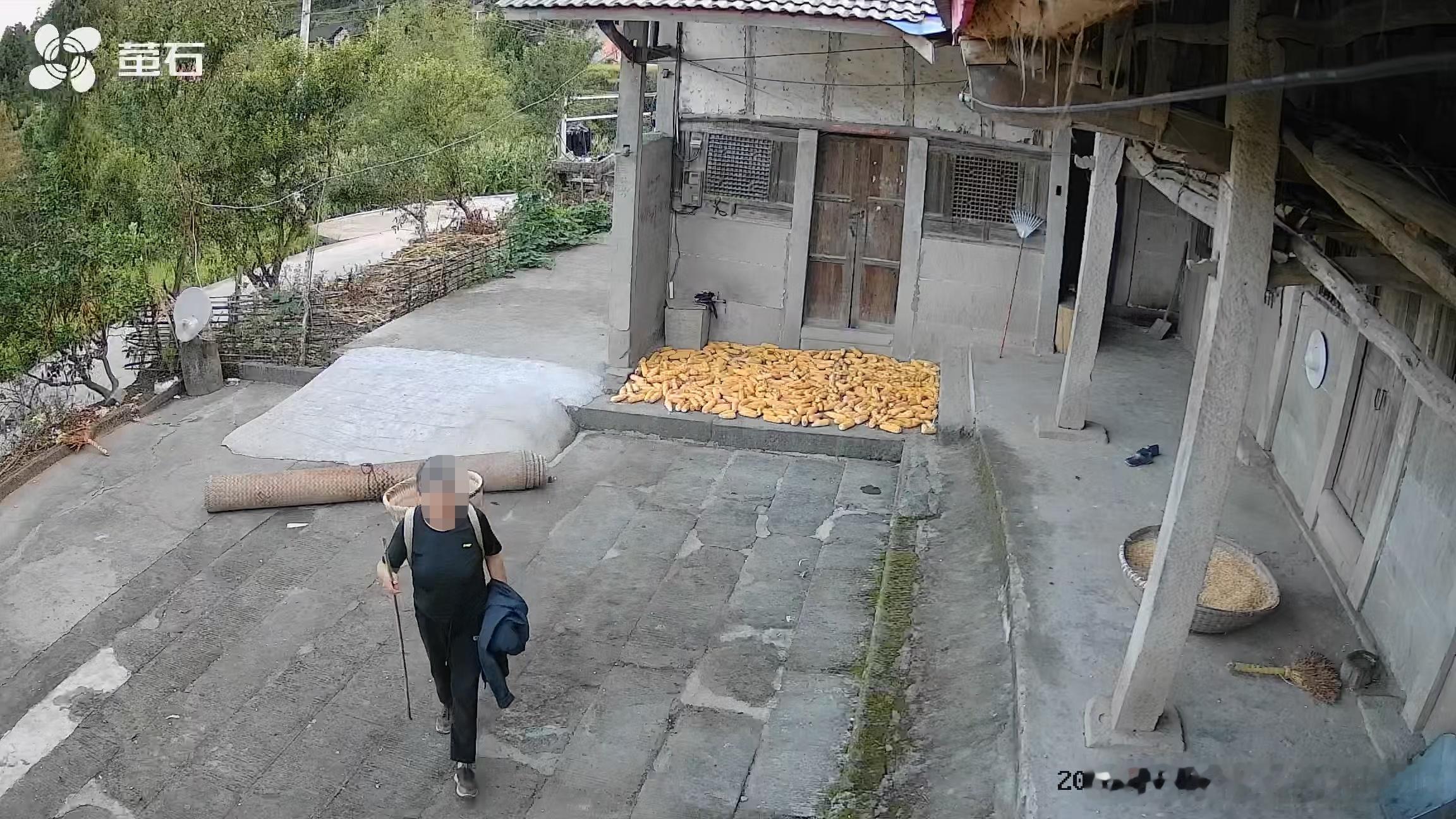 一个坐拥30多万存款，独门独院，衣食无忧，每年子女生活供养准时到账的，年近70岁