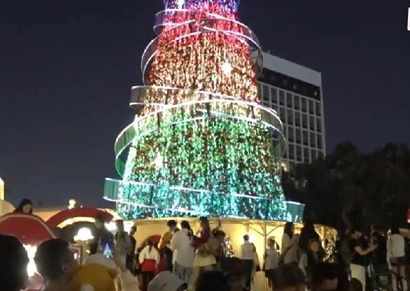 今年香港圣诞气氛浓厚，平安夜的兰桂坊游人如织，游客特意前来感受，称“好热闹、好爽