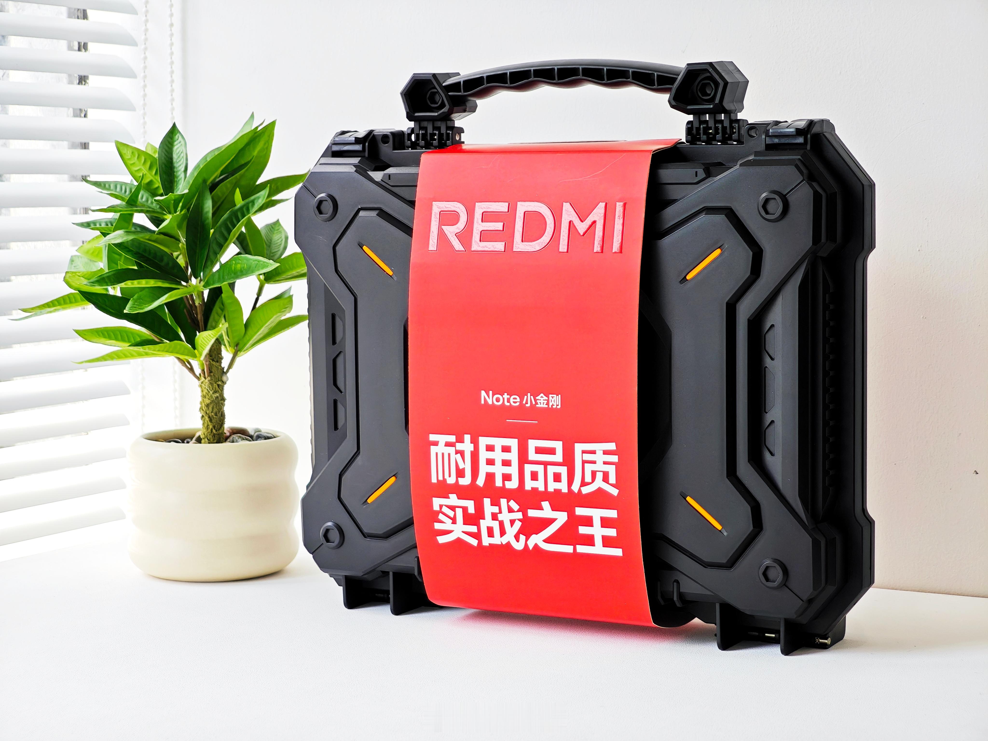 REDMI Note 15 Pro 系列的邀请函太硬核了吧！里面有一把多功能小锤