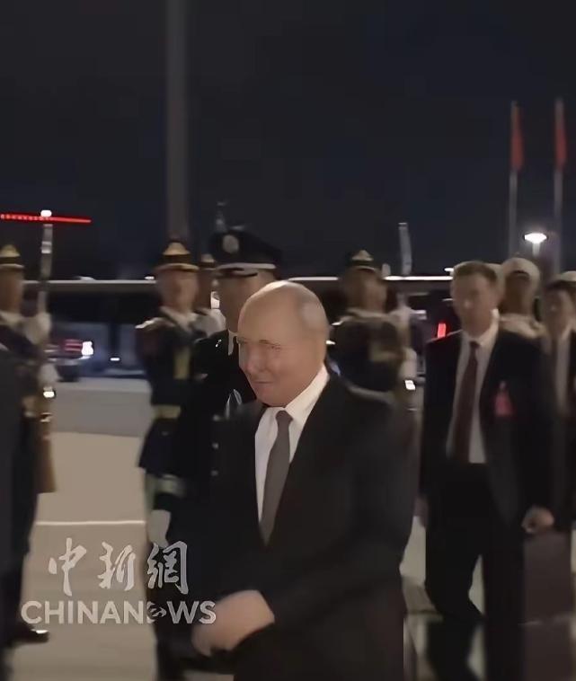 普京走了，给人一种莫名的伤感……
普京从深夜抵达到深夜离开，就仿佛是在疯狂跟时间