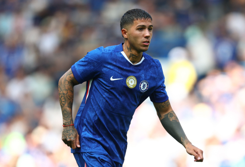 《队报》今日发表了一篇有关巴黎转会策略的报道，其中谈到了有关切尔西中场恩佐，并表