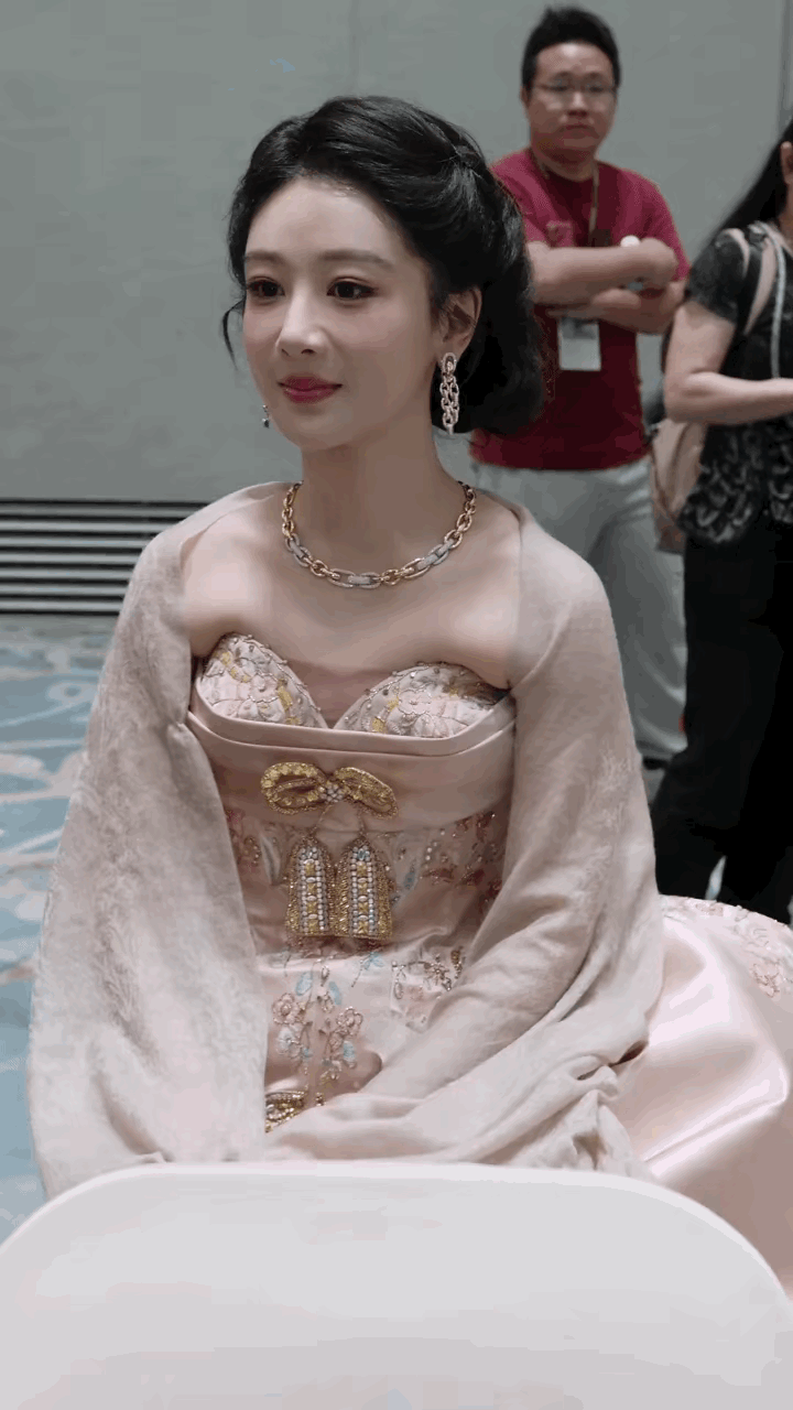 美丽背后真是活受罪啊。在白玉兰颁奖后台，杨紫这套高定礼服虽然漂亮，但她一坐下来，