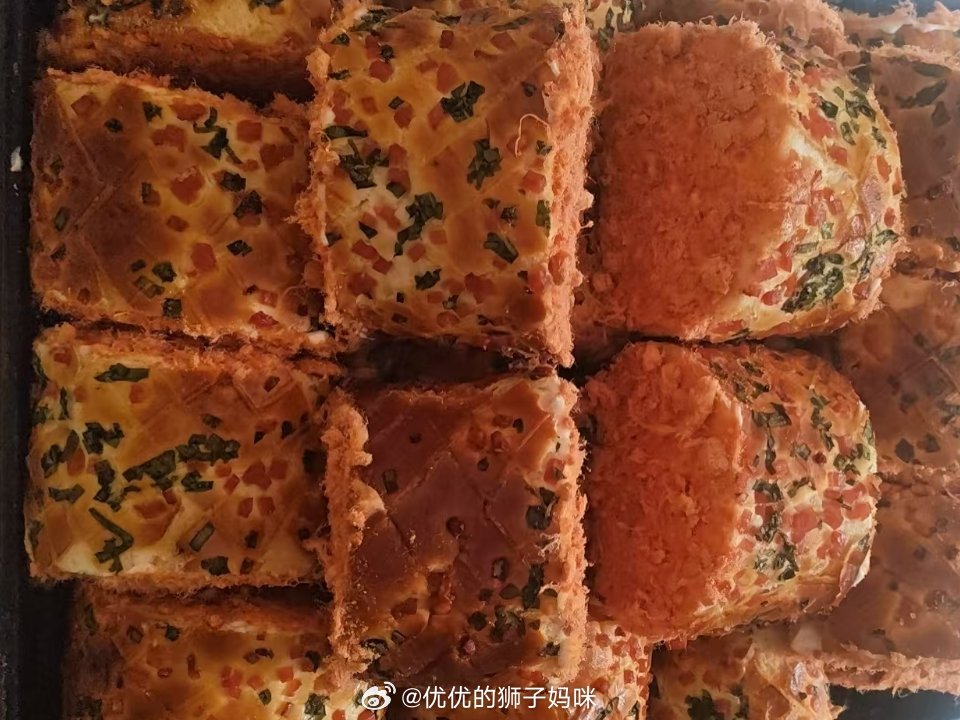 食堂的面食又升级了，今天都有肉松面包卷了，买了一个，准备明天早晨吃，配上一杯咖啡