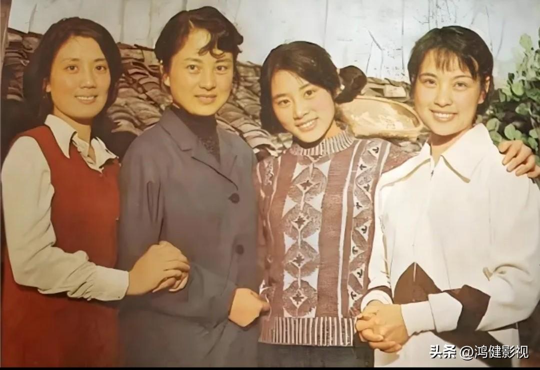 四个美女同框。还是细眉飞扬，明眸善睐的刘晓庆最好看，左一是秀韵多姿的李秀明，左二