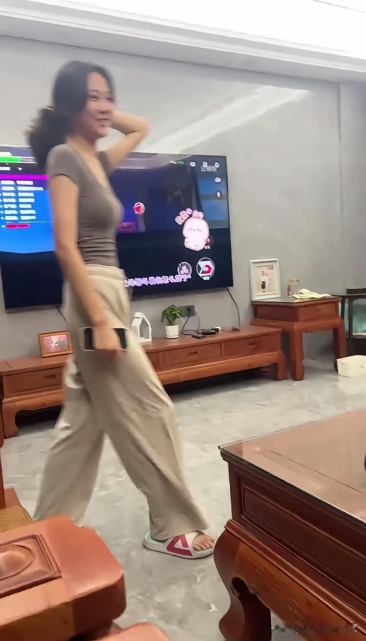 刷到一个网友分享的视频，说是蛇年出生的初中生，我直接看懵了。
 
这高挑的身材、