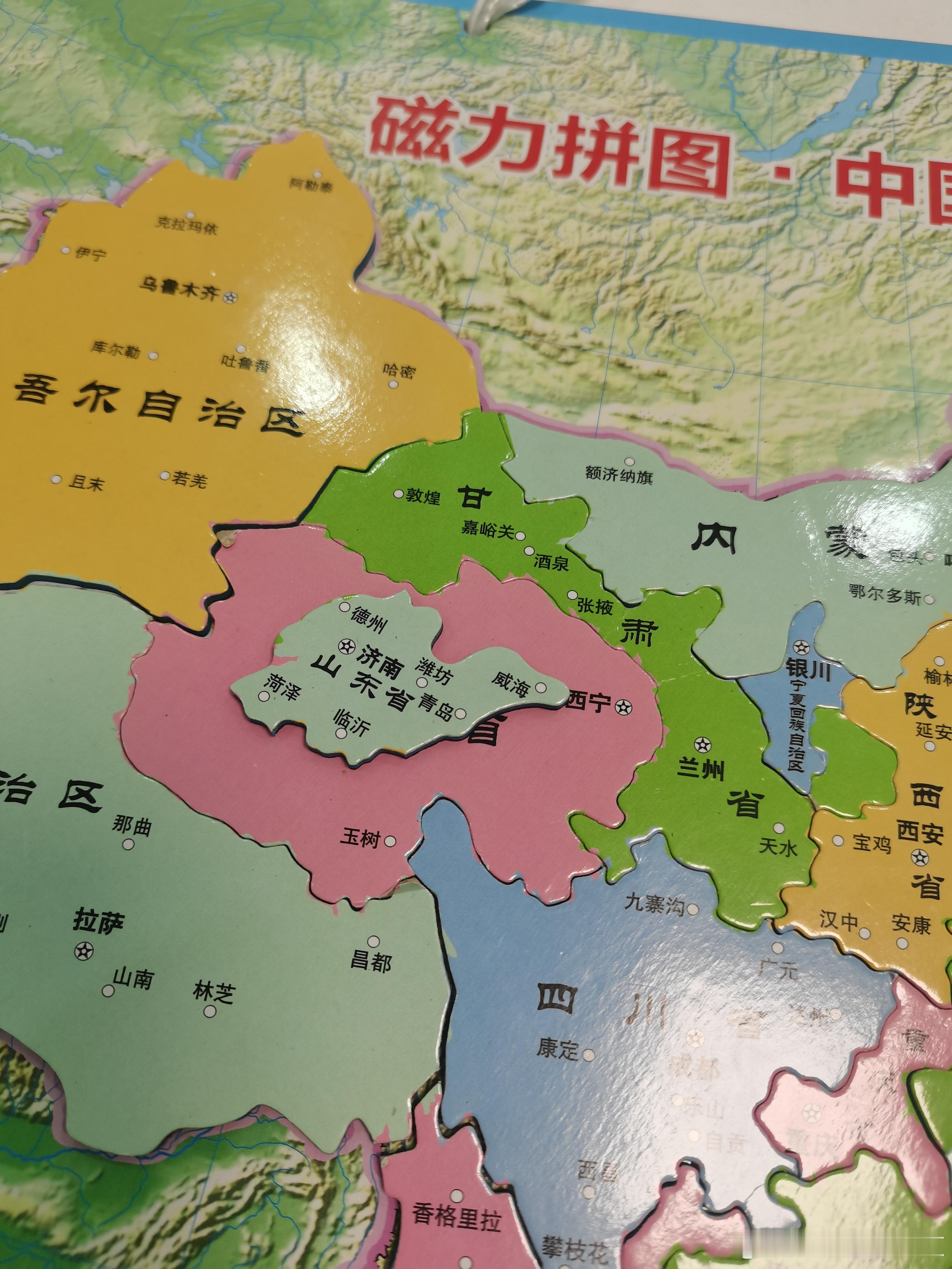 OMG，看到第一张图，想到家里有地图，就掰下来随意对比了几个省份，确实跟青海省比