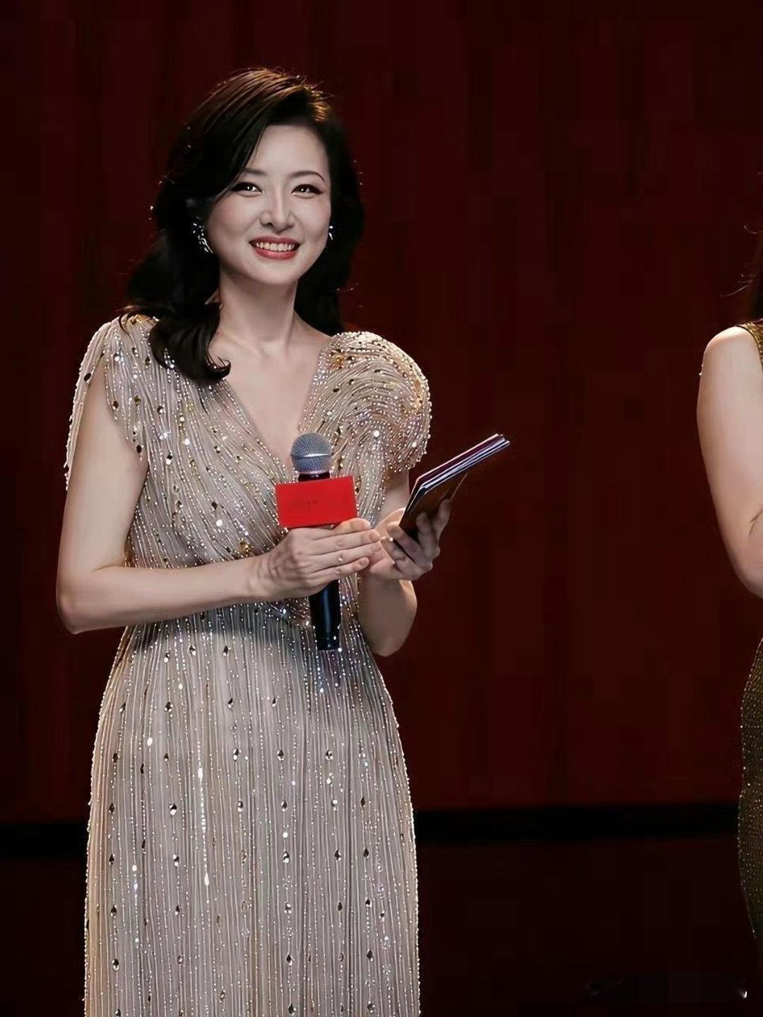 岁月难败美人，美女气质依旧动人，[赞][赞][赞]。