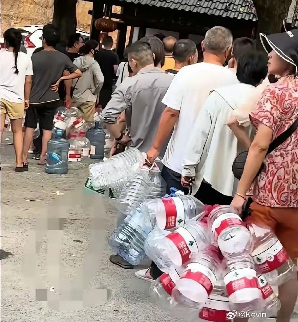 这些余杭人怎么想的？官方已经通报自来水无害，为啥他们还要顶着高温开车去郊区打山泉