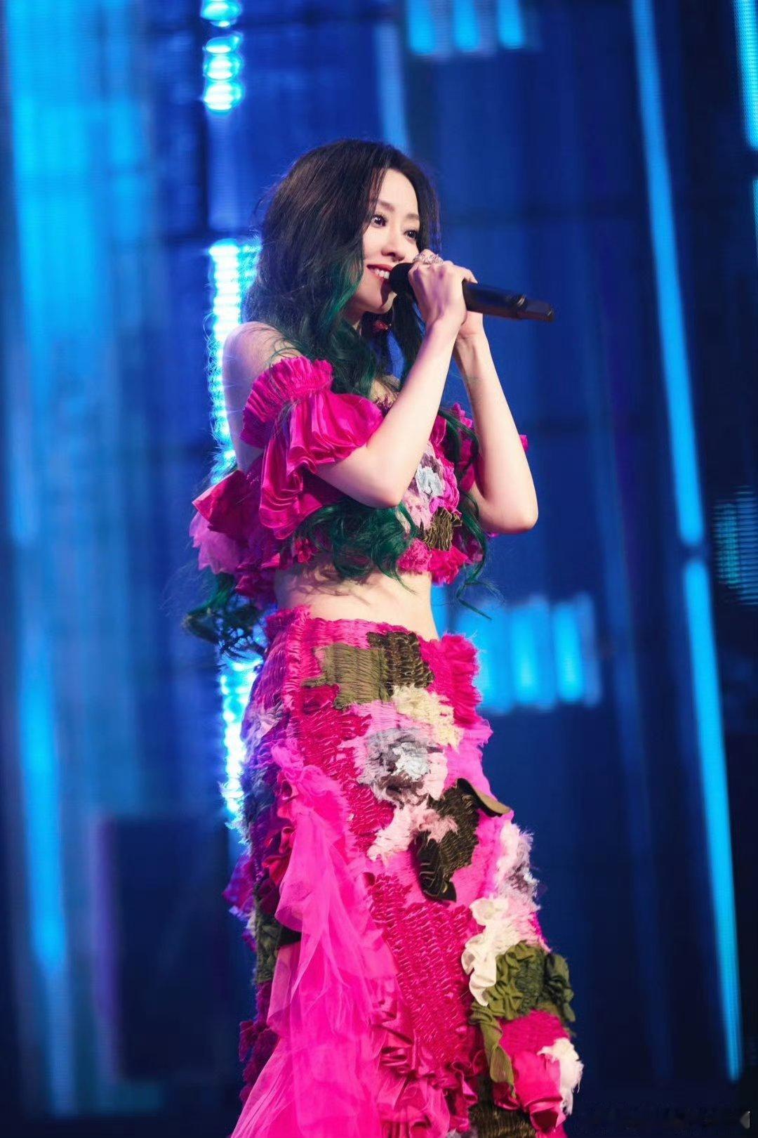 张靓颖新歌又撩又钓  12月的甜都被张靓颖包了  新歌《哪里来的好人》超甜，听一