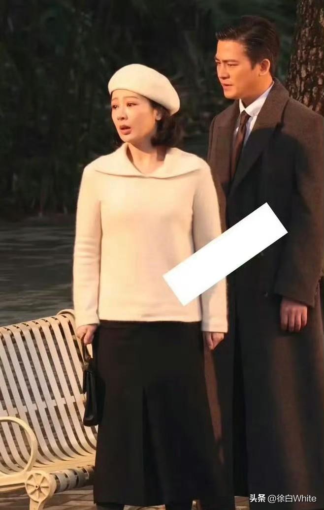 3月19日，杨紫《玉兰花开君再来》最新路透，网友质疑，杨紫穿的也太臃肿了，真的有