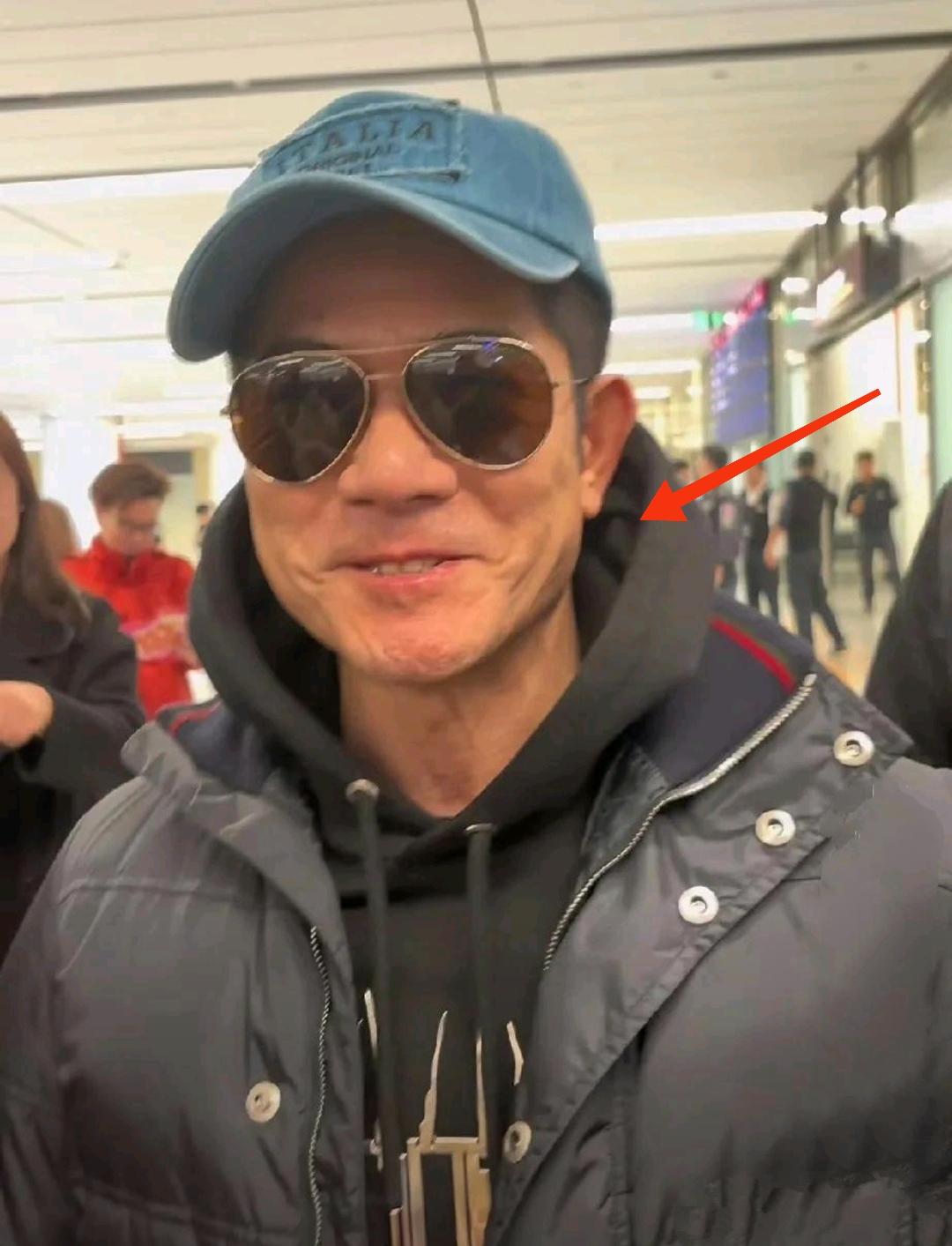 天王郭富城现身西安机场，被拍到脸部皱纹明显，一脸老气。郭富城真的老了，虽然在舞台