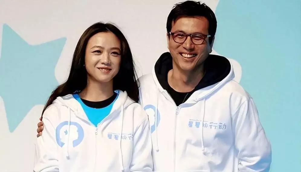 汤唯为什么嫁给韩国人，，她在拍《晚秋》时遇见导演金泰勇，两人擦出爱情火花，但原因