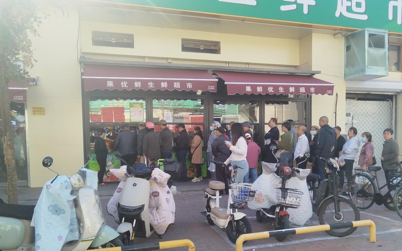 为了便宜几毛钱的鸡蛋，早上六点就得去排队，晚了有时还买不上。

有必要吗？丢人不