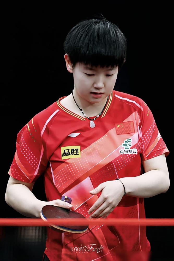 国乒那仨定海神针，樊振东、孙颖莎、王曼昱，之前被夸关键战稳得一批。
 
孙颖莎巴