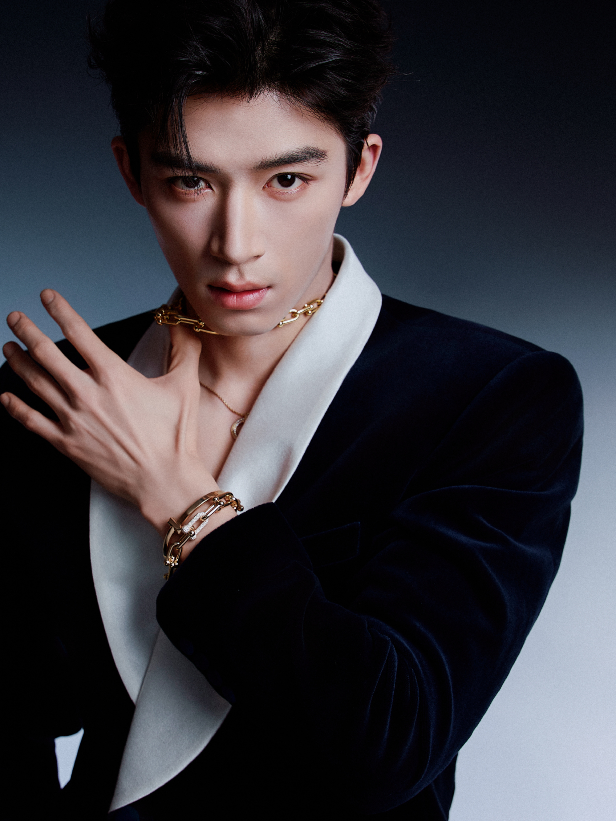 王星越 × Tiffany 三里屯一袭双排扣丝绒西装佩戴Tiffany Hard