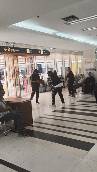 网友偶遇两名黑人男子正在拍摄短视频？
据说这俩黑哥在短视频平台上还拥有百万粉丝？