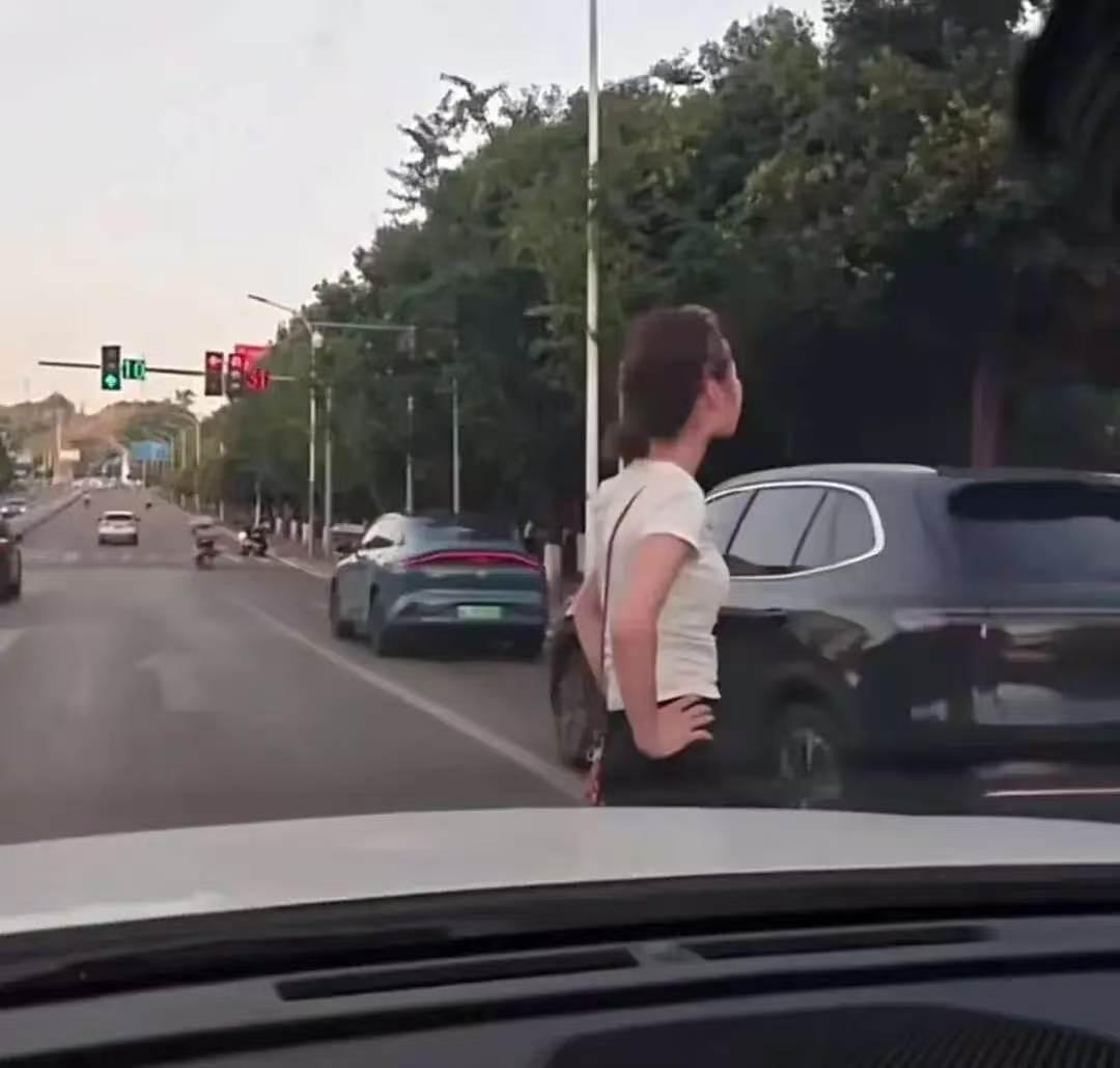 一个正常成年人，怎么会做出这么冲动离谱的事情？

重庆，某路段车流有序排队通行，