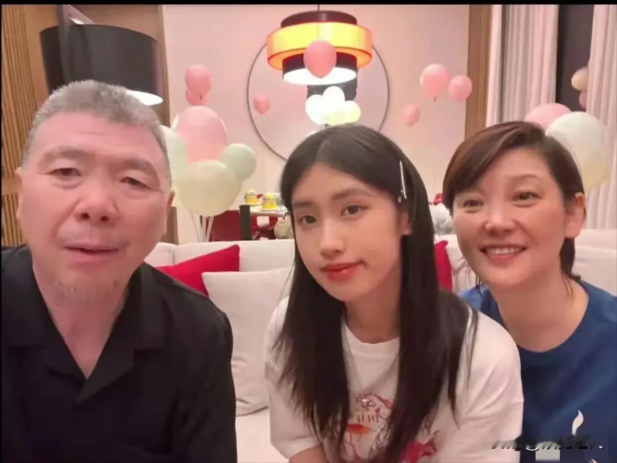 徐帆带着闺女徐朵出席活动啦！这小姑娘气质跟以前比变化可大了，不过那嘴巴还是有点凸