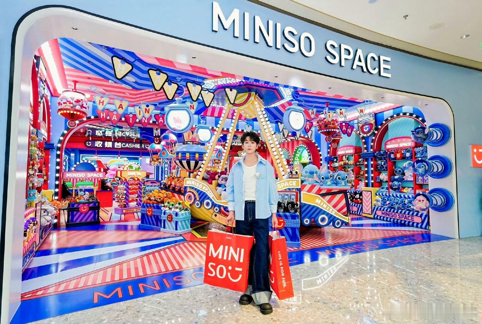 刚入手了崔雨鑫同款miniso帆布包，背上它仿佛就和他在三亚同框了！崔雨鑫在三亚