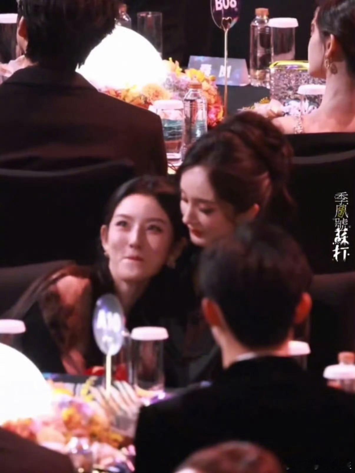 杨幂把宋祖儿搂怀里了不知道该羡慕姐姐还是羡慕妹妹两个美女贴贴，太养眼了