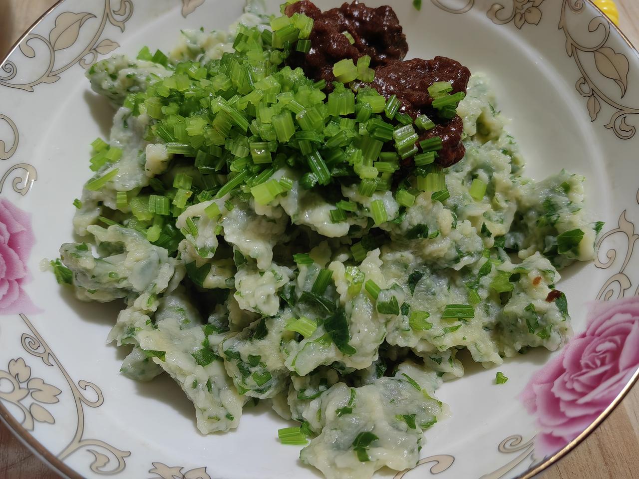 午餐，炸酱揪片。揪片用芹菜叶混揉。