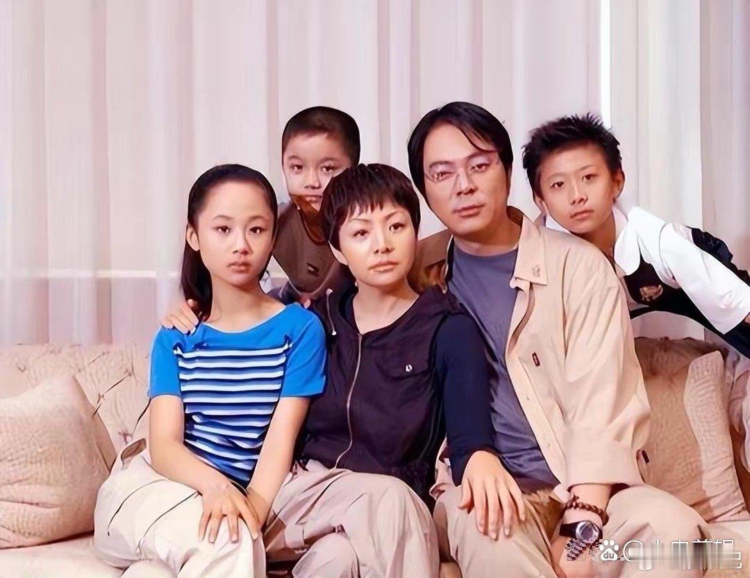 2005年，家庭喜剧《家有儿女》播出后，五位主演都火了。时隔多年后，再次聚首。变
