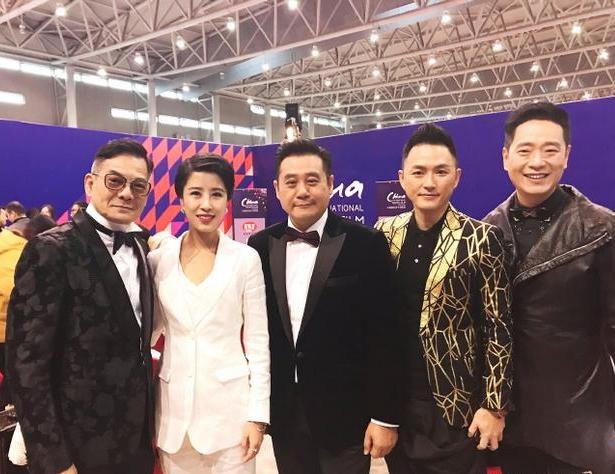 5星同框：

我只认出了短发爽利、笑容温婉、身材正点的李凤鸣，西装革履、气色盈和