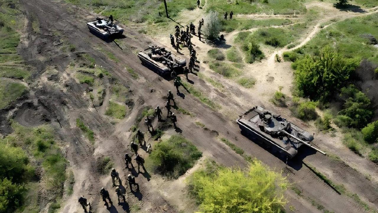 红军城作战环境恶化，城内断水断电，乌军士兵数日无法获取食物，夜间靠燃烧残木取暖，