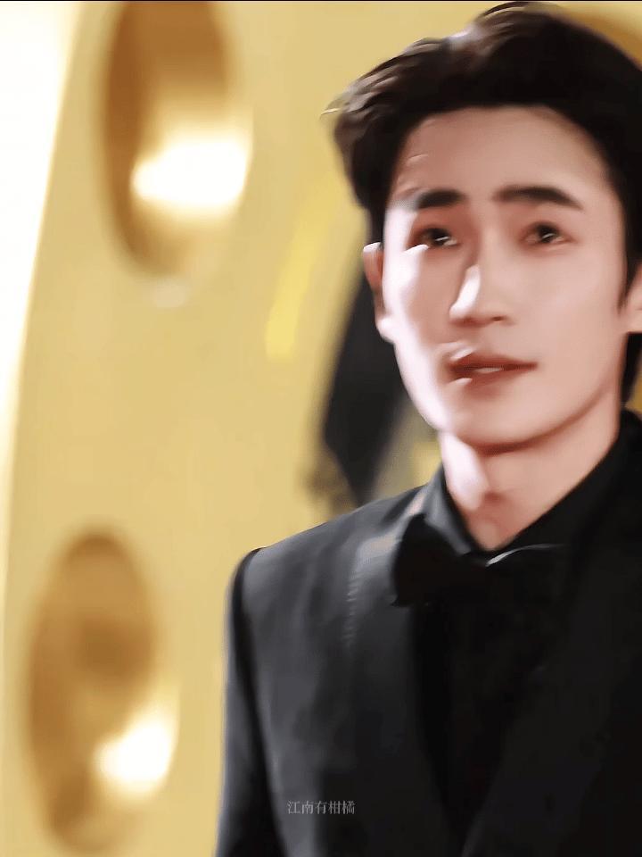 恭喜朱一龙凭借《东极岛》阿赑再次提名金莲花最佳男主角！这是朱一龙连续四年提名金莲