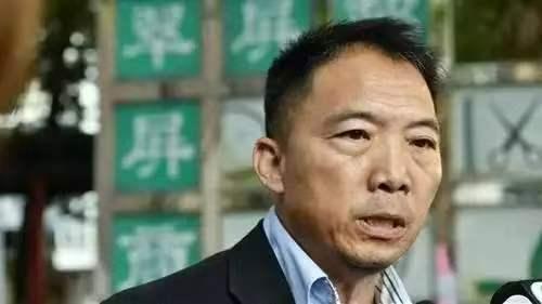 太讽刺了！乱港头目胡志伟在香港服刑期满，一刻不歇飞往英国想当“流亡政客”，谁知刚