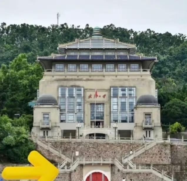 武汉大学又被网友发现一行政楼和日本国会大厦类似，还有个红色半圆图案，怀疑有特殊含