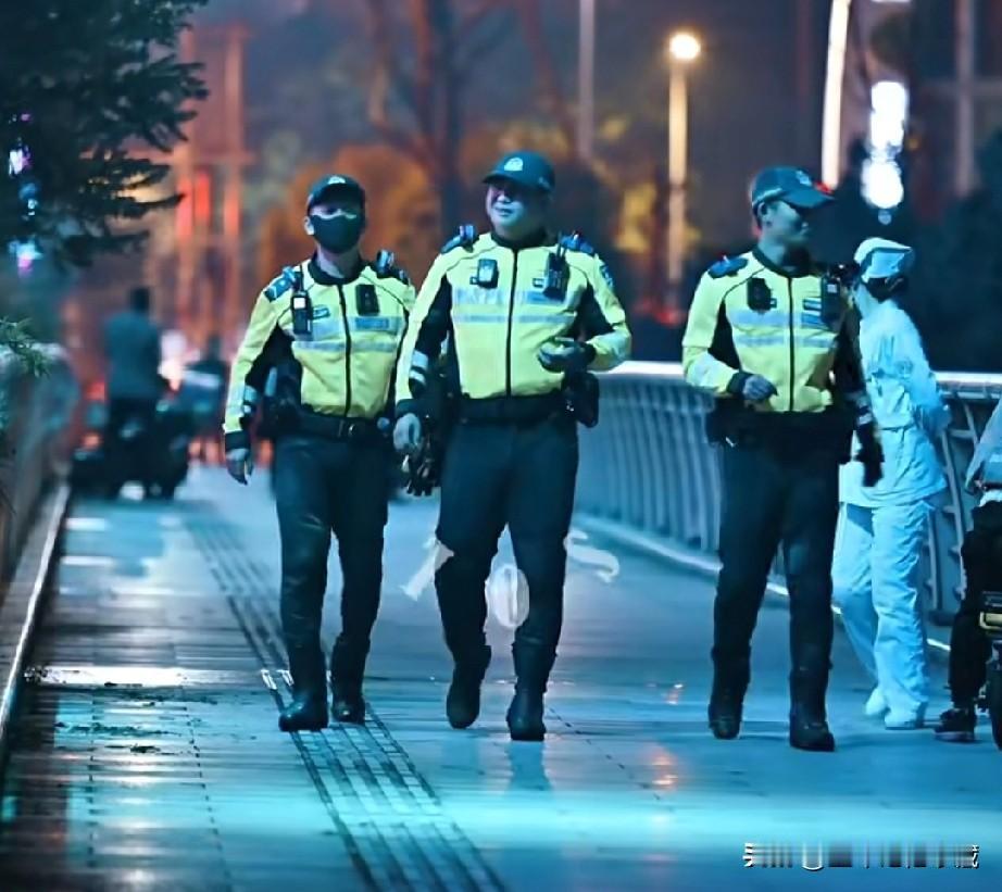 陈俊和高大健壮的同事一起在街头执勤，同事这块头太大了，陈俊和同事一比较显得又收又