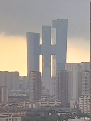 南京这座“三合一”的建筑是什么？让我想到了重庆朝天门嘉陵江和长江汇流处的来福士