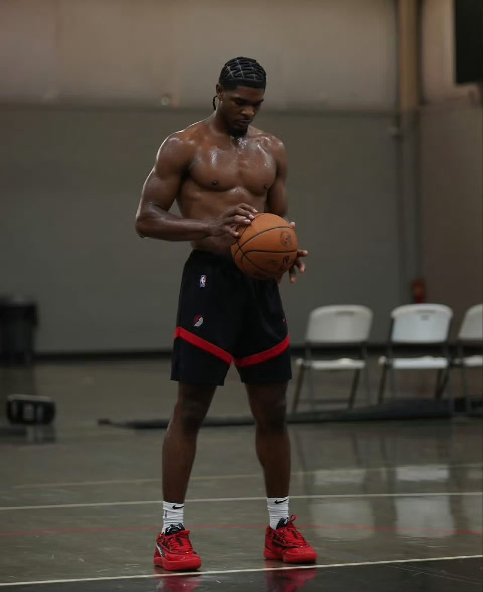 亨德森这大胸肌，确实小威少。nba ​​​