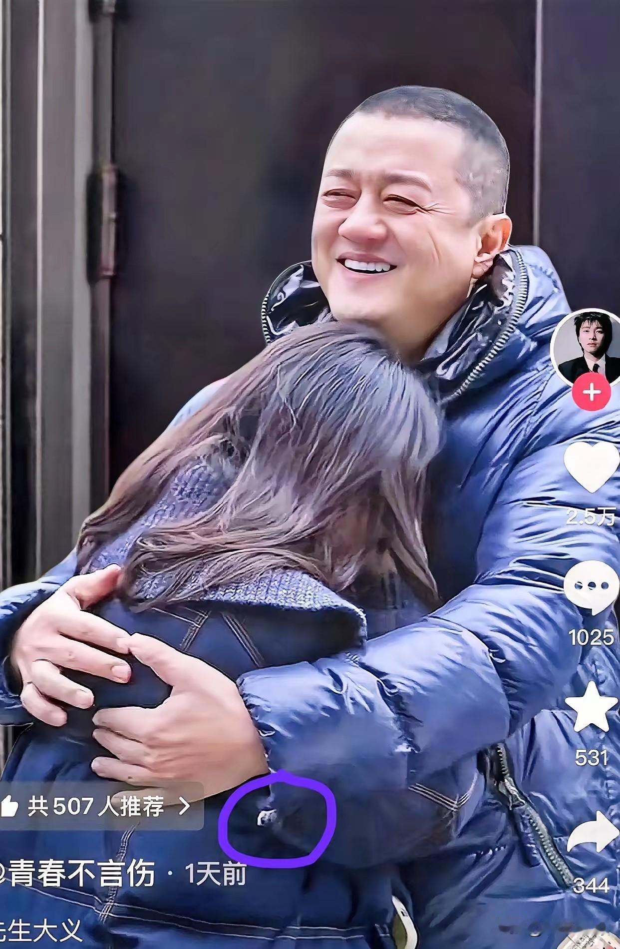 看到李亚鹏那件袖口都磨秃噜皮的羽绒服，心里五味杂陈。这还是当年那个鲜衣怒马的令狐